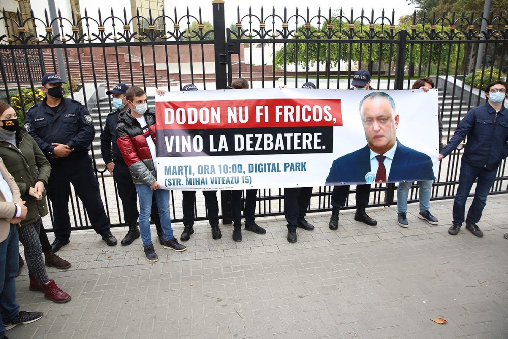 FOTO // Flashmob la Președinție: „Dodon, nu fi fricos, vino la dezbatere”